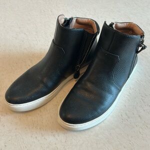 Gentle Souls women’s black leather sneaker, 8.5 ankle bootie, double zip